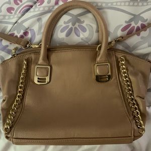 Tan handbag with gold hardware 🤩